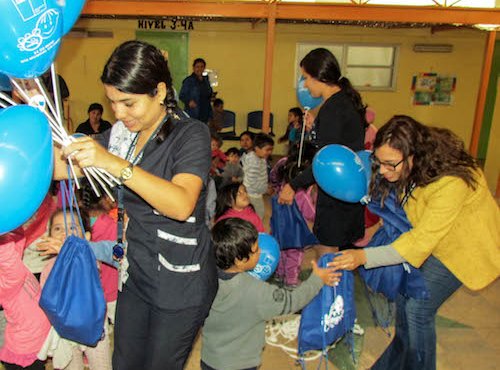 Profesionales del Servicio de Salud Arica junto a personajes infantiles educan sobre tabaquismo a niñas y niños del jardín infantil “Avioncito”