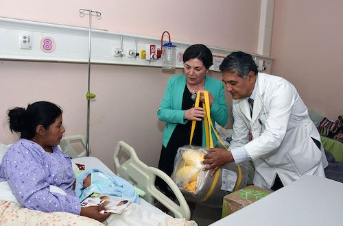 Ministra de Vivienda entregó nuevo ajuar de Chile Crece Contigo a mamás de Hospital de Arica