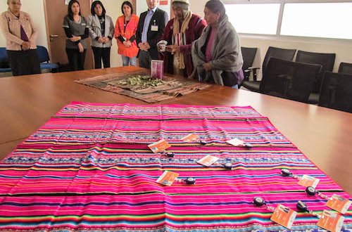 Médicos tradicionales aymaras reciben credenciales en el marco de atención de salud con pertinencia cultural Médicos tradicionales aymaras reciben credenciales en el marco de atención de salud con pertinencia cultural
