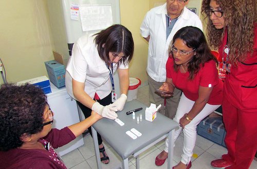 Arica: Personal de salud se capacitó en aplicación y lectura de test rápido de VIH