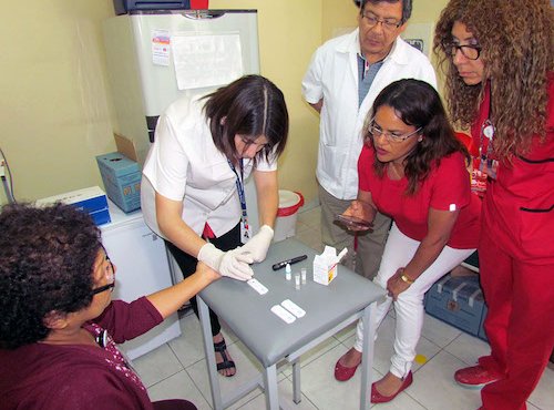Arica: Personal de salud se capacitó en aplicación y lectura de test rápido de VIH