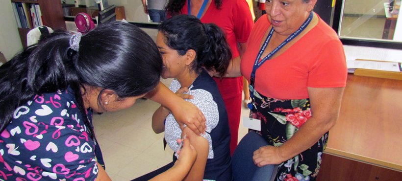 Ya comenzó la vacunación del personal de salud contra la influenza