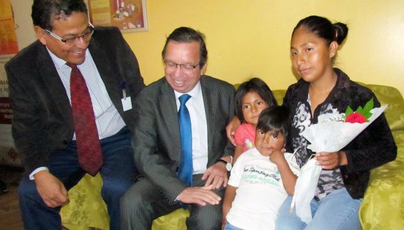 Arica: SEREMI de Desarrollo Social y director del servicio de salud saludaron en su Día a las madres de Casa Utama