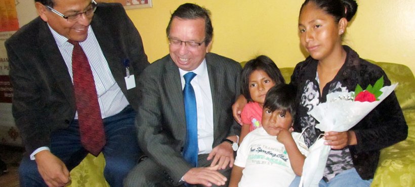 Arica: SEREMI de Desarrollo Social y director del servicio de salud saludaron en su Día a las madres de Casa Utama