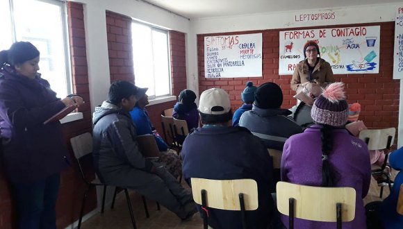 Médico del Servicio de Salud Arica realizó charla sobre leptospirosis a habitantes del pueblo de Ancolacane