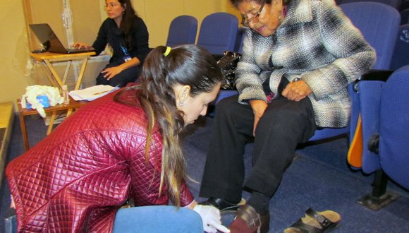 Servicio de Salud Arica realiza operativo de medición de calzado a 400 personas con diabetes que recibirán implemento ortopédico