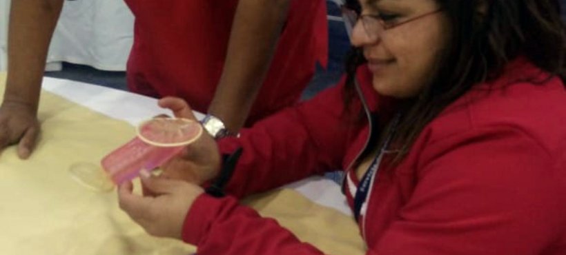 Servicio de Salud Arica: Matronas y médicos se capacitaron en el uso del preservativo femenino