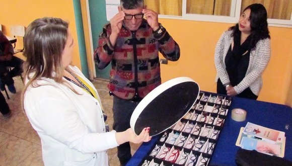Servicio de Salud Arica conmemoró Día de la Visión con operativo en Hospedería Noche Digna