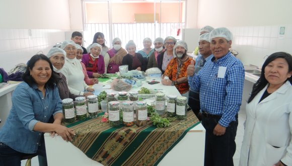 Apoyaron a qullirinaka y aprendices en Taller de sistema integrado de herbolario