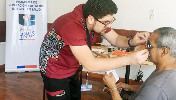 Servicio de Salud Arica entrega lentes ópticos a personas usuarias del PRAIS