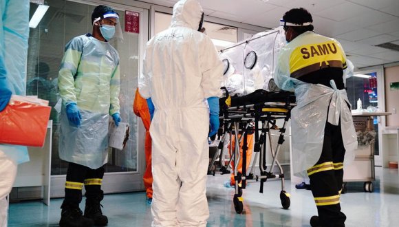 Hospital de Arica inició traslado de pacientes graves con covid-19 a centros asistenciales de otras regiones del país