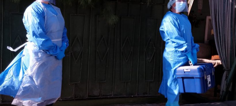 Equipos del Hospital de Arica en terreno para toma de muestras y curaciones