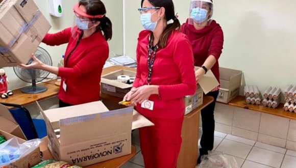 Hospital de Arica en terreno entregando medicamentos multi-mes y víveres a personas con VIH