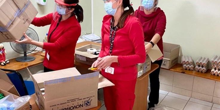 Hospital de Arica en terreno entregando medicamentos multi-mes y víveres a personas con VIH