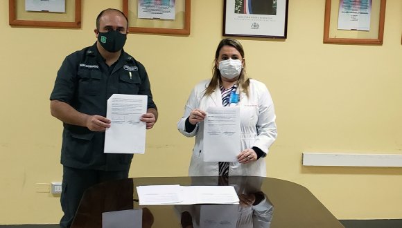 Servicio de Salud Arica y Gendarmería firmaron contrato de comodato para traspaso de ambulancia