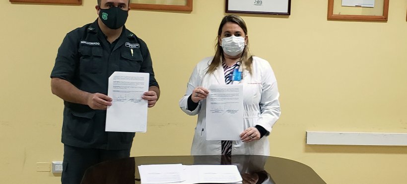 Servicio de Salud Arica y Gendarmería firmaron contrato de comodato para traspaso de ambulancia