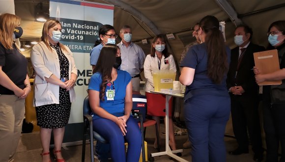 Con funcionarios del Hospital Dr. Juan Noé se inició proceso de vacunación a personal de salud en la Región de Arica y Parinacota