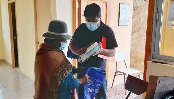 Servicio de Salud Arica entrega kits de prevención para covid-19 a personas de comunidades indígenas