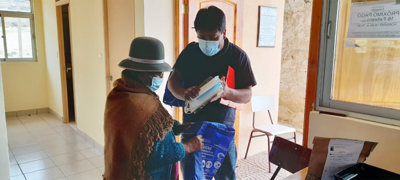 Servicio de Salud Arica entrega kits de prevención para covid-19 a personas de comunidades indígenas Servicio de Salud Arica entrega kits de prevención para covid-19 a personas de comunidades indígenas