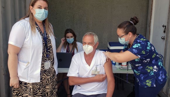 Funcionarios y funcionarias del Hospital de Arica y Servicio de Salud recibieron segunda dosis de vacuna Pfizer – Biontech Funcionarios y funcionarias del Hospital de Arica y Servicio de Salud recibieron segunda dosis de vacuna Pfizer – Biontech