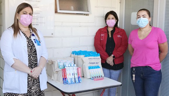 Servicio de Salud Arica entregó pastilleros a usuarios de establecimiento de larga estadía para adultos mayores