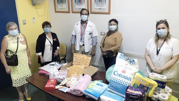 Damas de Rojo entregaron donativo a personas usuarias de la UCI covid del Hospital de Arica