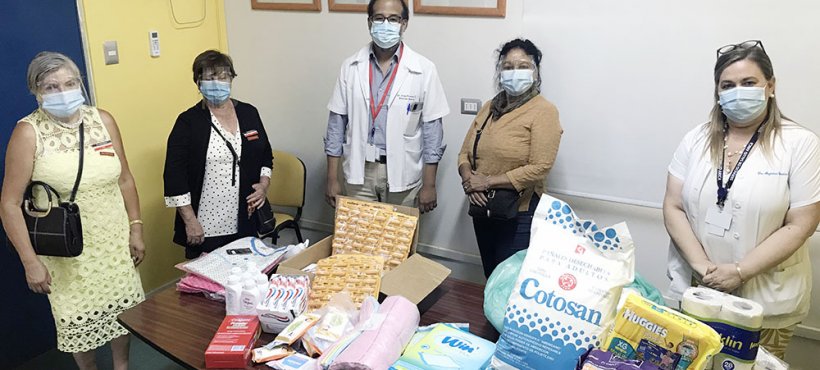Damas de Rojo entregaron donativo a personas usuarias de la UCI covid del Hospital de Arica Damas de Rojo entregaron donativo a personas usuarias de la UCI covid del Hospital de Arica