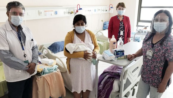 Servicio de Salud Arica aportó con cobertores y con kits de higiene para usuarias del servicio de maternidad del Hospital Regional