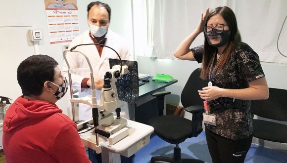 Hospital de Arica inició atención de pacientes sordos con traductores en lengua de señas en el consultorio de especialidades Hospital de Arica inició atención de pacientes sordos con traductores en lengua de señas en el consultorio de especialidades