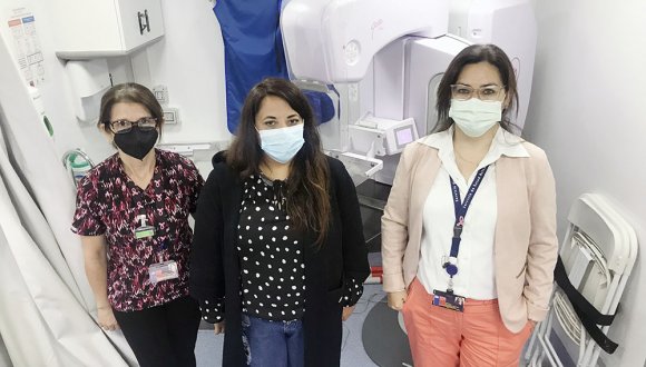 Día del cáncer de mama: Servicio de Salud Arica llevó mamógrafo móvil a CFT Estatal