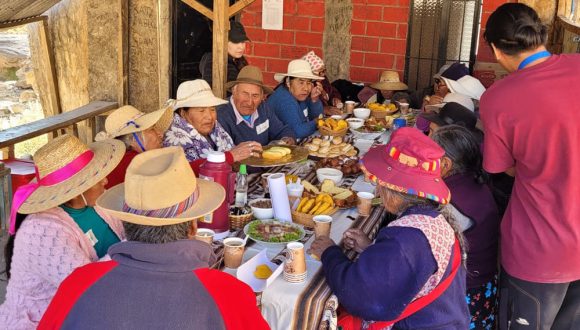 CESFAM de Putre realizó taller con personas mayores en las termas de Jurasi CESFAM de Putre realizó taller con personas mayores en las termas de Jurasi