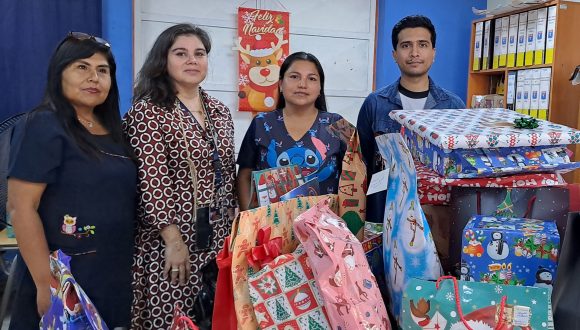 Funcionarios del Servicio de Salud Arica y Parinacota entregaron regalos a estudiantes de la escuela América Funcionarios del Servicio de Salud Arica y Parinacota entregaron regalos a estudiantes de la escuela América