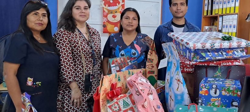 Funcionarios del Servicio de Salud Arica y Parinacota entregaron regalos a estudiantes de la escuela América