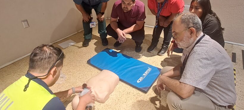 Funcionarios y funcionarias del Servicio de Salud Arica y Parinacota aprenden técnicas de reanimación Funcionarios y funcionarias del Servicio de Salud Arica y Parinacota aprenden técnicas de reanimación