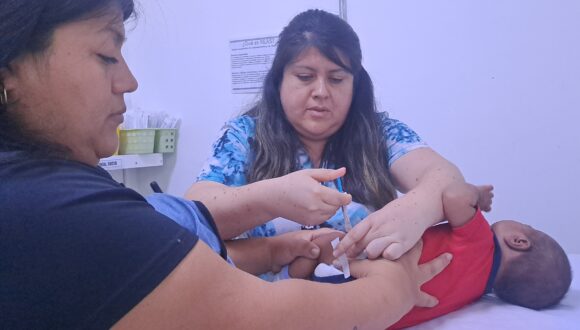 Arica: En Cesfam Sapunar autoridades reforzaron  inmunización contra el sincicial Arica: En Cesfam Sapunar autoridades reforzaron  inmunización contra el sincicial