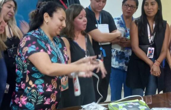 Equipos del Servicio de Salud se capacitan para usar desfibrilador automático portátil Equipos del Servicio de Salud se capacitan para usar desfibrilador automático portátil