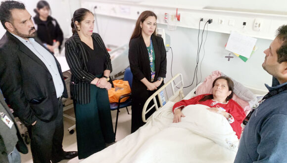Delegado presidencial visitó a pacientes del hospital de Arica para valorar los tres años del copago cero Delegado presidencial visitó a pacientes del hospital de Arica para valorar los tres años del copago cero